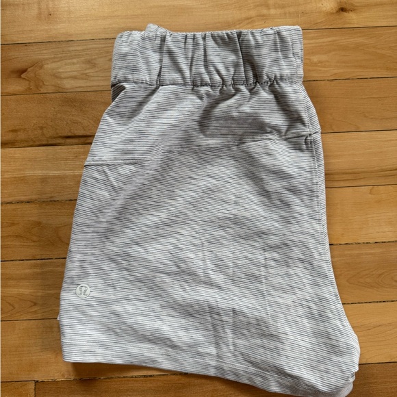 Lululemon Athletica On The Fly 2.5” Shorts - Picture 4 of 5